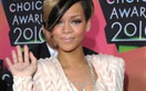 Trễ hẹn với fan, Rihanna hứng "mưa" khoai tây chiên